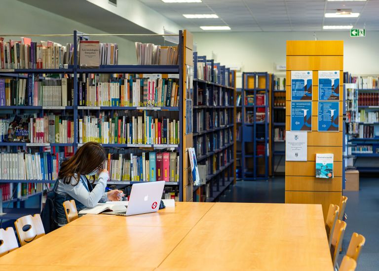 Photo : Bibliothèque universitaire du campus Périgord © Gautier Dufau