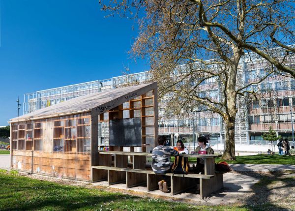 Photo : La Cabane lieu éco-responsable du campus Peixotto à Talence © Gautier Dufau 