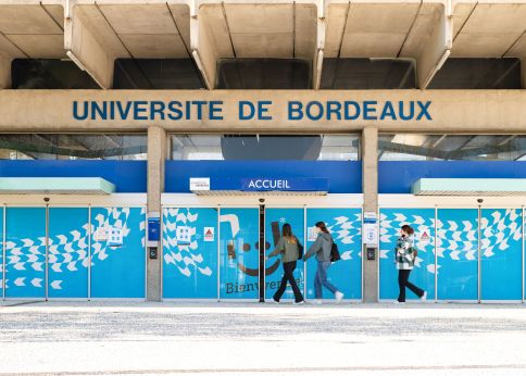 Photo Student Life Centre information desk centralizes a lot of information and directs you to the various university departments © Gautier Dufau