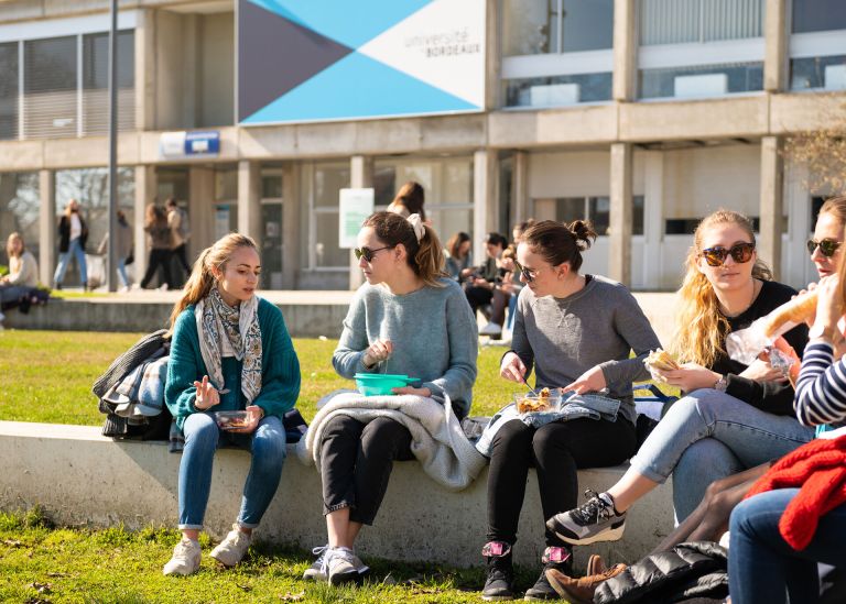 Photo : Esplanade extérieure, Jacques Latrille du campus Carreire  © Gautier Dufau