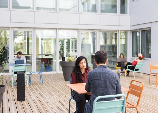 Photo : Etudiants à la Maison de l'économie sur le campus Montaigne-Montesquieu © Arthur Pequin