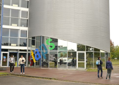 Photo Faculté des Sciences et techniques des activités physiques et sportives située sur le campus Montesquieu © Université de Bordeaux