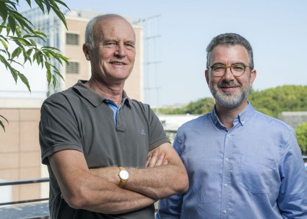 Photo : Jean-Baptiste Verlhac et Jérôme Cayssol (à droite) qui sont à la tête du département Sciences de la matière et du rayonnement © Gautier Dufau