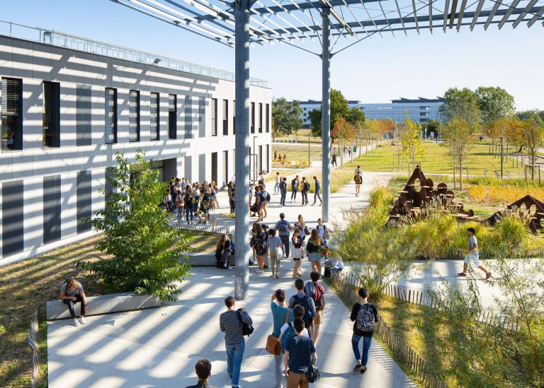 Photo : Patio du bâtiment B18 sur le campus Bordes © Arthur Pequin