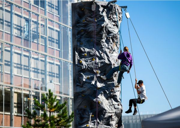 Photo : La communauté universitaire est sensibilisée au handicap tout au long de l'année, comme ici, lors d'une session de handisport organisée dans le cadre du Festival Fête la rentrée © Gautier Dufau