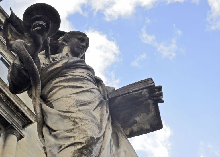 Photo : Statue de la science (Pierre -Jules Cavelier) sur le parvis du Campus Victoire © Olivier Got - université de Bordeaux