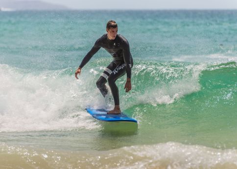 Photo Surf sur l'océan © Depositphotos 